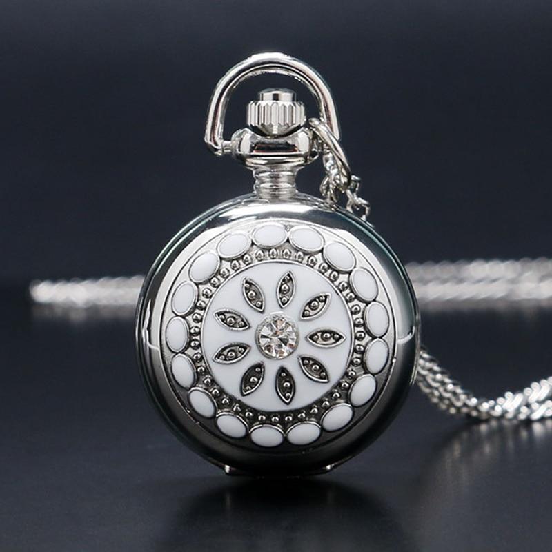 Montre Ă gousset avec pierres blanches en forme de fleur Ma montre Ă gousset