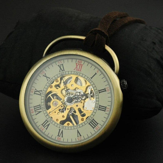 Montre à gousset mécanique à remontage manuel boitier laiton, chiffres Romains et mouvement apparent Ma montre à gousset