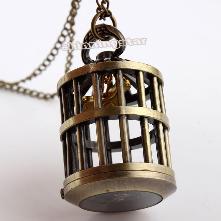 Montre pendentif mouvement quartz en forme de cage contenant un petit oiseau doré Ma montre à gousset