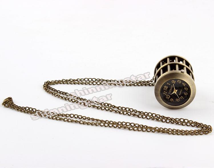 Montre pendentif mouvement quartz en forme de cage contenant un petit oiseau doré Ma montre à gousset