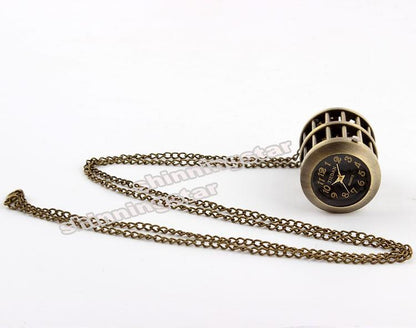 Montre pendentif mouvement quartz en forme de cage contenant un petit oiseau doré Ma montre à gousset